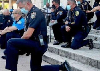 Poliziotti americani in ginocchio per solidarietà con George Floyd