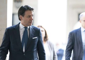 Giuseppe Conte. In secondo piano, Roberto Gualtieri (LaPresse)
