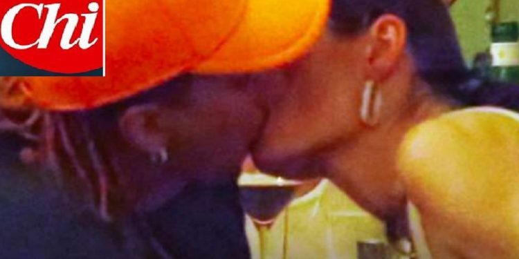 Ghali bacia la nuova fiamma - Foto Chi