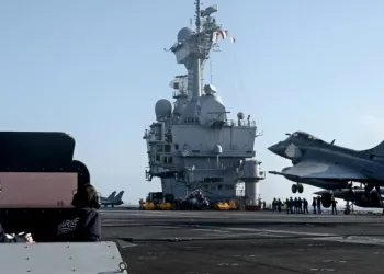 Sulla portaerei francese Charles De Gaulle (LaPresse)