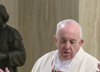 Papa Francesco celebra nella chiesa di Santa Marta. Alle sue spalle, la statua di Breuning (LaPresse)