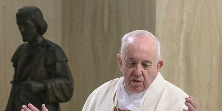 Papa Francesco celebra nella chiesa di Santa Marta. Alle sue spalle, la statua di Breuning (LaPresse)