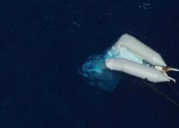 Il corpo del migrante incastrato nel gommone