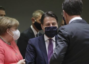 Angela Merkel, Giuseppe Conte e (di spalle) Mark Rutte (LaPresse)