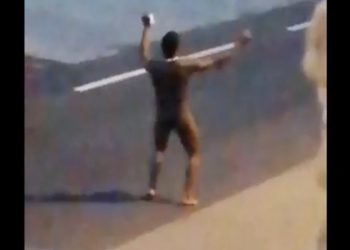 Tarquinia, uomo di colore balla nudo in strada