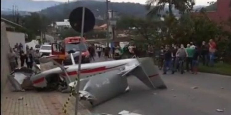 Aereo si schianta al suolo in Brasile (Youtube)