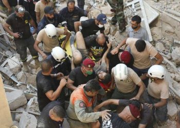 Beirut. Si scava tra le macerie dopo l'esplosione (LaPresse)