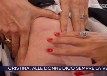 Andrea Delogu mostra la cellulite a La vita in diretta