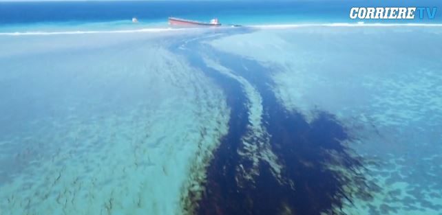 Petroliera incagliata alle Mauritius (Screen di CorriereTv)