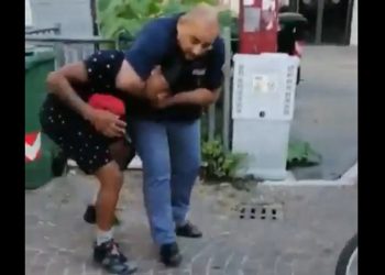 vicenza poliziotto prende per il collo ragazzo di colore