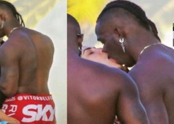 Mario Balotelli baci con una mora, foto di CHI