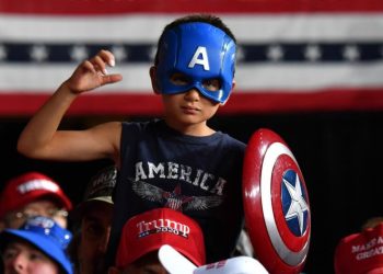 Un piccolo "Capitan America" in una convention presidenziale americana (LaPresse)