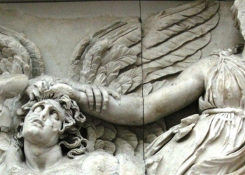 Altare di Pergamo, Atena contro il gigante Alcioneo (IV sec.)