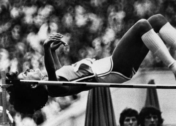 Sara Simeoni impegnata in una gara di salto in alto (Foto LaPresse)