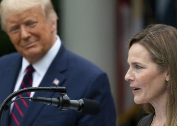 Donald Trump con Amy Coney Barrett (LaPresse)