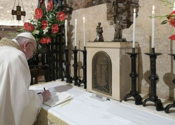 Papa Francesco firma l'Enciclica "Fratelli tutti" (Lapresse)