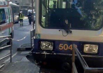Tram deragliato a Torino (Twitter)
