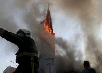 La Parrocchia dell'Assunzione di Santiago in fiamme (Lapresse)