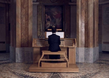 Una esecuzione dell'opera di Raniar Kjartansson nella chiesa di San Carlo al Lazzaretto (Foto ufficio stampa Fondazione Trussardi)