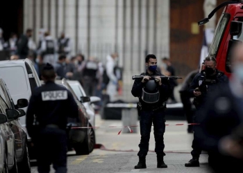 Nizza: poliziotti davanti alla cattedrale dopo l'attentato islamista del 29 ottobre 2020  (LaPresse)