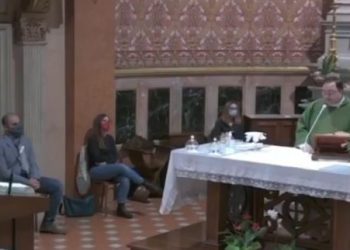 Don Leonesi durante l'omelia (Instagram)