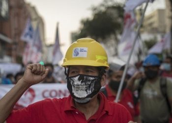 Una manifestazione in Perù (Lapresse)