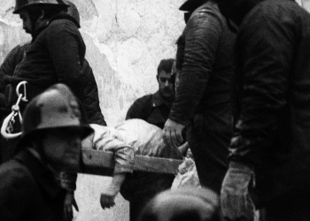 Irpinia 1980. Si scava tra le macerie (LaPresse)