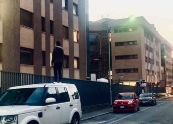 Ragazza sul tetto dell'auto per salutare la mamma ricoverata di covid (Facebook)