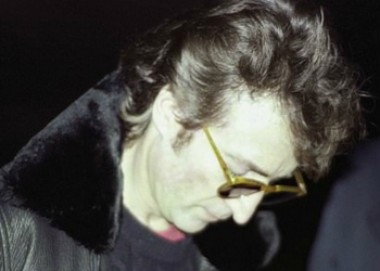 John Lennon firma un autografo al suo assassino poche ore prima di essere ucciso