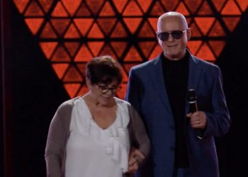 Gennaro Vilardi accompagnato dalla moglie sul palco di ‘The Voice Senior’