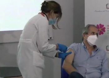 Andrea Crisanti si vaccina in diretta Facebook