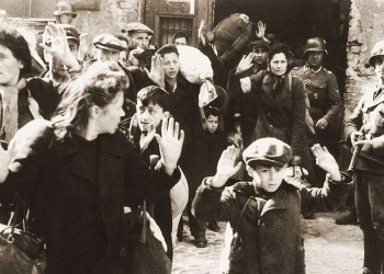 Ebrei rastrellati dai tedeschi durante la rivolta del ghetto di Varsavia, 1943 (Wikipedia)