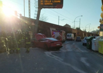 Ferrari di Federico Marchetti distrutta a Genova (Twitter)