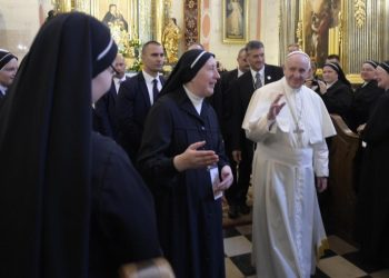 Papa Francesco con le suore