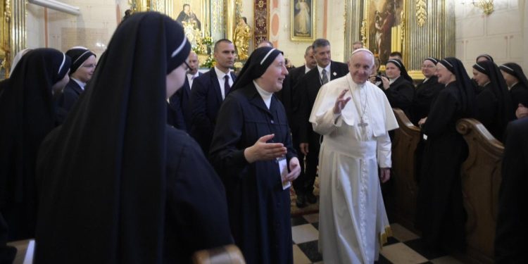 Papa Francesco con le suore