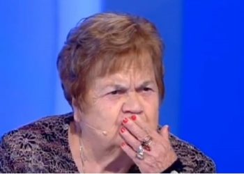 Signora perde dentiera a C'è posta per te - Screenshot da video