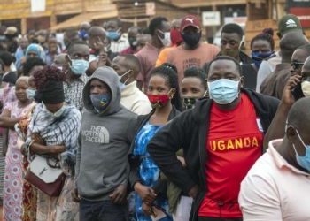 Uganda. Elettori in attesa di votare (LaPresse)