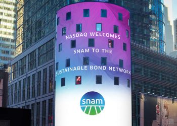 Il logo Snam proiettato sulla Nasdaq Tower a Times Square, New York City