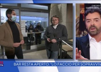 Alberto Matano vs barista no mask (Vita in diretta)