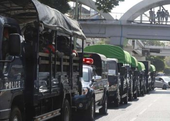 Esercito per le strade del Myanmar (LaPresse)