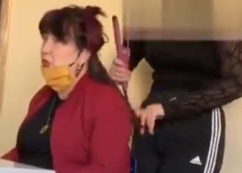 Prof pettinata in classe da alunna (da Video)