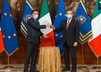 scambio della campanella tra draghi e conte