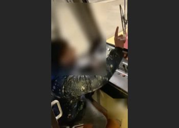 Napoli, minorenne "guida" Circumvesuviana: video su TikTok