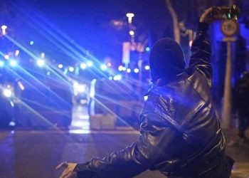 Notte di guerriglia a Barcellona (Lapresse)