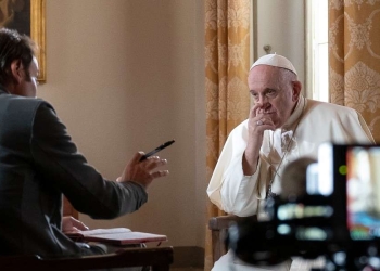 Papa Francesco con don Marco Pozza (Foto Daniele Garofani)