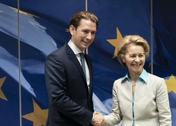 Il cancelliere austriaco Sebastian Kurz con Ursula von der Leyen (LaPresse)