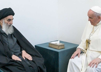 Il grande ayatollah Al Sistani con Papa Francesco (LaPresse)