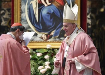 Papa e cardinal Tagle