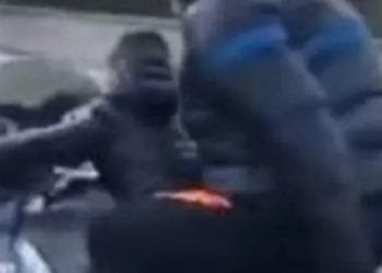 Bambino guida moto di grossa cilindrata a Palermo