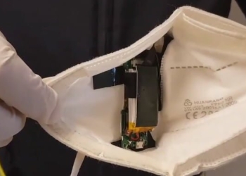 Telecamera nelle mascherina (foto: Twitter)